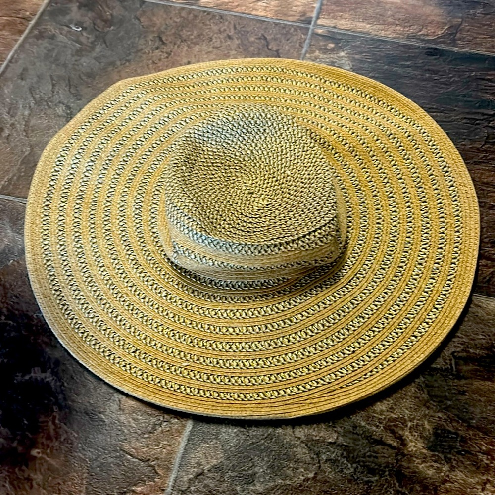 Woman’s sun hat.